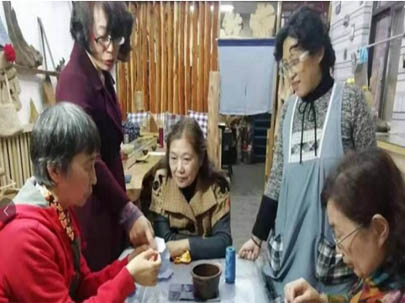 第四代传承人陆晓冉在保护传统中创新   让南通色织土布重新绽放新光彩